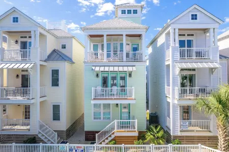 Charming Vacation Home Walking Distance to the Beach and Pool Access