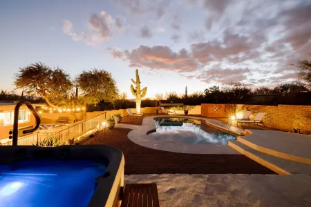 Mtn views, pool, hot tub, fire pit / 2 King suites / game room / modern & luxe