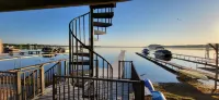 New-First Floor Lakefront, 160 ft Dock, 2 Minutes to Browns Beach & Restaurants!