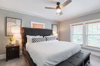 Walkable to Dinner, ☕️, UNMC 🏥! Cozy home in historic Dundee! Hotels near Memorial Park