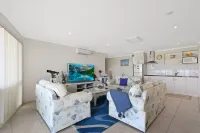 Resort Style Apartment (Ground Floor) - Pool & More. Pets Welcome.