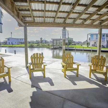 Perfect little Getaway for the fishers and beach goers!