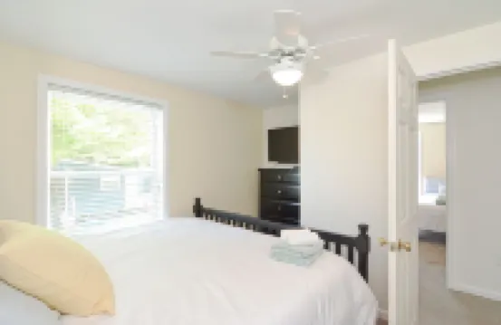 Blue Breeze - Private lakefront w/ Hot Tub Hotels in Middleton