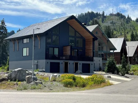 New! Modern Ski-in/Ski-out Mountain View Chalet by Village + Hot Tub/EV Charging Отели в г. Сноквалми Пасс