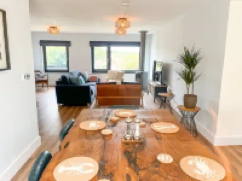 Detached 3 bed 3 bath home 7 mins walk to Padstow Harbour- Pet Friendly Parking