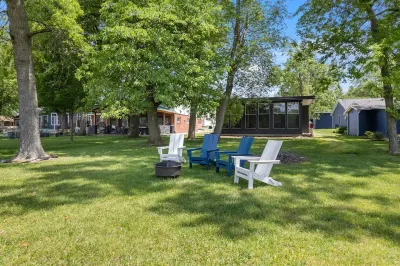Lakeside Bliss: Spectacular Lake Views and Access!