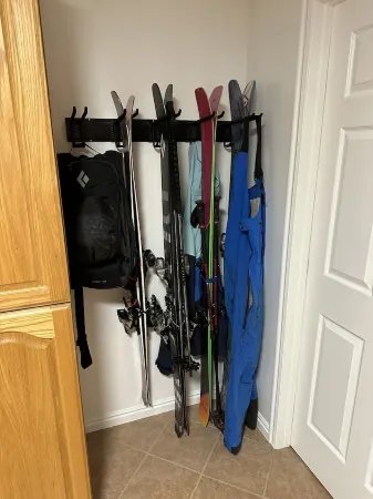 Updated, cozy private basement suite - 25 min to skiing