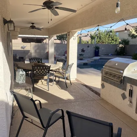 3 Bedroom 2.5 Bath With Hot Tub & Heated Pool! Outside BBQ Area with Fire Pit!