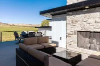 Manila Lot 7 · King bed, high end, new home, hot tub, steam room
