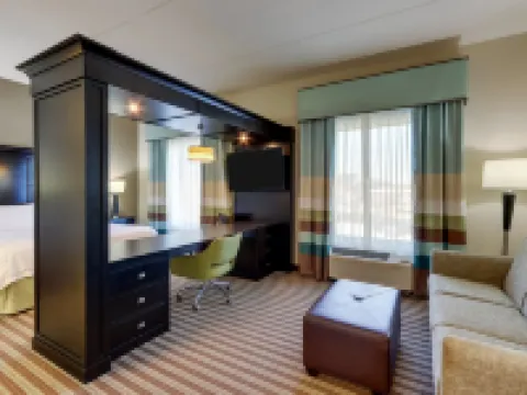 แฮมป์ตัน อินน์แอนด์สวีทส์ สวอนโบโร ใกล้แคมป์เลเจิร์น โรงแรมในOnslow County