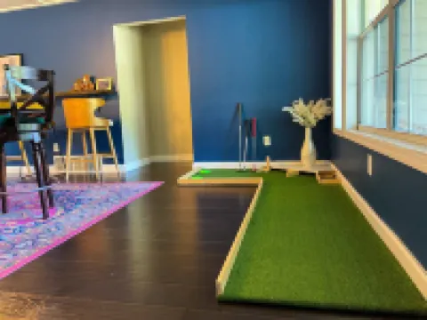 3+ acre Home: Pool Table, Putt-Putt, 4 miles to Downtown and SEMO, Summer Pool