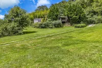 Private, cozy home - Handicapped Accessible no by- with great views