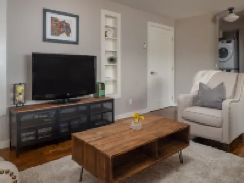 "The Old Post Office" - Mid-Century Mod Apartment in Downtown Driggs - With W/D Hotels in Driggs