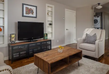 "The Old Post Office" - Mid-Century Mod Apartment in Downtown Driggs - With W/D