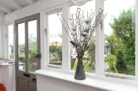 Luxury Character Cottage, 5 minutes walk to the South West Coast Path and beach