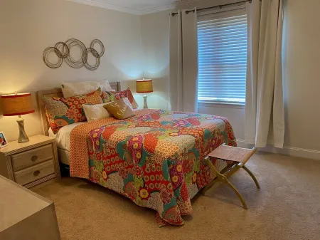 Adorable & recently renovated condo within walking distance to downtown Clemson. Отели в г. Клемсон
