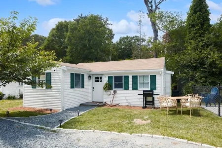 Gold Anchor Cottage - private hot tub getaway!