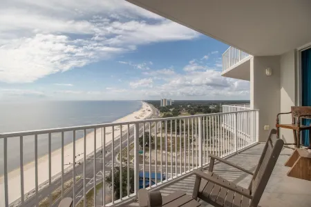 Astonishing Condo, Beach, Pool, Views, Sleeps 6 Отели рядом с достопримечательностью «Mississippi Coast Coliseum and Convention Center»