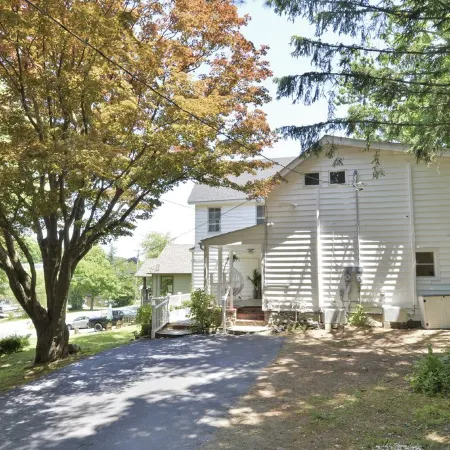 Entire 1 Bedroom Apartment in Lovely Family Vacation Lake House. Pets welcome!