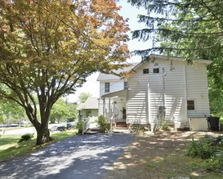 Entire 1 Bedroom Apartment in Lovely Family Vacation Lake House. Pets welcome! Hotels in Warwick