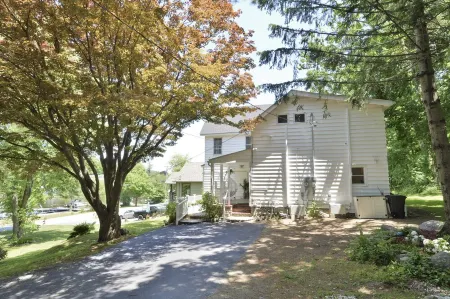 Entire 1 Bedroom Apartment in Lovely Family Vacation Lake House. Pets welcome!