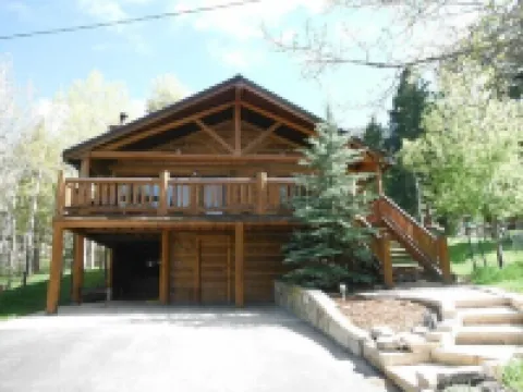 Family Friendly Property Nestled In An Aspen Grove