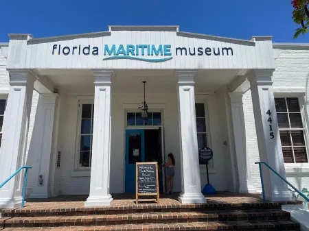 Private retreat walking distance to beautiful beaches and restaurants. Отели в г. Кортес