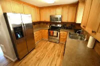 Bright 4-bedroom home near Airport & Bend w/big backyard