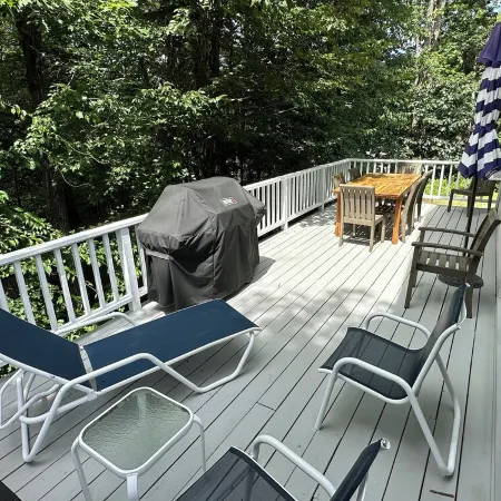 GREAT LOCATION- 4 bedrooms with 2 ensuites. Short walk to beach and town center.