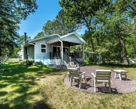 Perfect Waterfront Getaway between the Lakes 馬凱特縣酒店