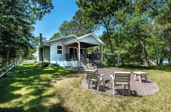 Perfect Waterfront Getaway between the Lakes