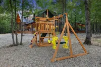 ✨Hampton's Hideaway: Luxury cabin with 🎲 Games, 🪁 Playground, and 💦 Hot Tub✨