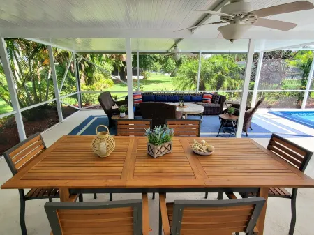 Our Serenity Vacation Home w/ Heated Pool Отели рядом с достопримечательностью «Порт-Сент-Люси Ботаникал Гарденс»