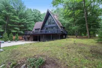 Modern Aframe with Hot Tub and Lake Access