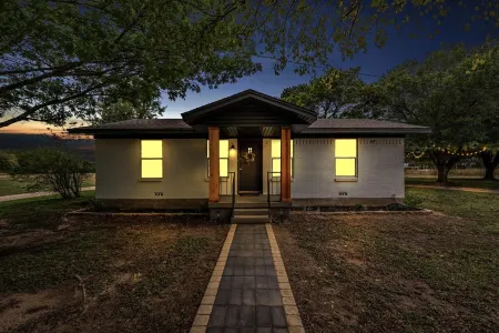 New-Rock Creek Cottage ~ Cozy & Countryside, 12 miles from Magnolia