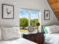 Elegant Birdhouse Cabin with 🔥Heated🔥 Cowboy Pool Hotels in Kyle