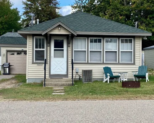 Cottage by the Beach Hotels in Wescott