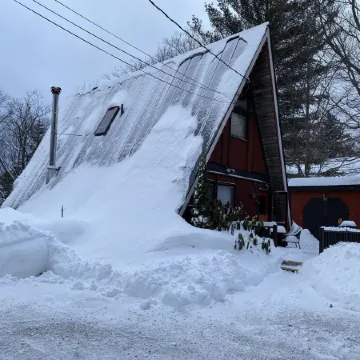 Alpine Chalet with outdoor Jacuzzi 1 mile from ski lifts