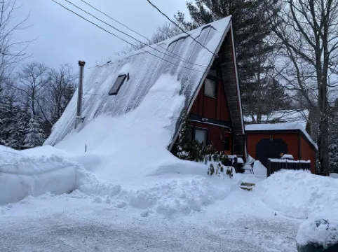 Alpine Chalet with outdoor Jacuzzi 1 mile from ski lifts