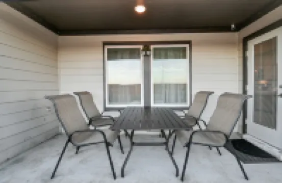 Exquisite 3 bedroom house located in a very quiet area of Katy .