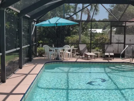 Tropical paradise getaway on the Treasure Coast (FL) Отели рядом с достопримечательностью «сквер Уан»