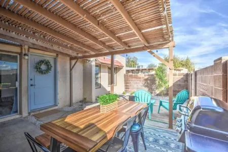 ☺ Just Remodeled ☺ Sparkling Townhouse with Patio!