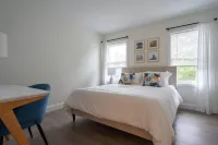 3 BR in the Heart of Middletown, Minutes from Beach! - บูติค