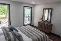 Luxury mountain cabin W/ hot tub & majestic views