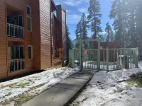 豪華山間村莊黃金地段小木屋公寓，游泳池，可住10人