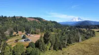 Charming Farmhouse Amazing View of Mt. Rainier - Family Friendly + Game Barn