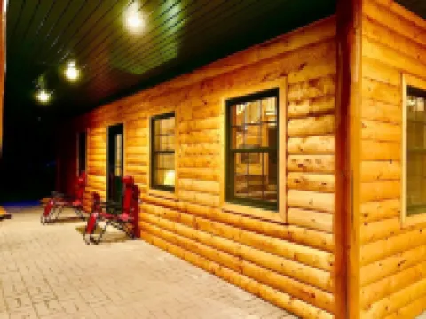 Log Cabin/ w hot tub, outdoor pool & pool table