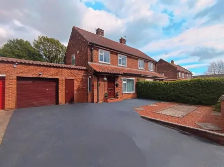 Beautiful Semi-detached House, Spacious for Family and Business.