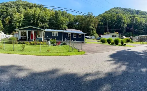 Stephen’sHouse Bandits Houses LLC Hotels in Logan County