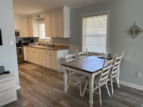 3 blocks from Taylors Creek, 1 mile from Beaufort waterfront and boat ramp